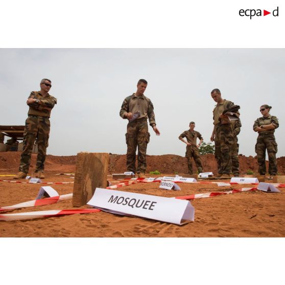 Répétition coordonnée sur caisse à sable des éléments de la force Sangaris et de la MINUSCA (mission multidimensionnelle intégrée des Nations Unies pour la stabilisation en Centrafrique) lors d'un briefing d'état-major au poste de commandement de la POD (plateforme opérationnelle défense) de Bambari.