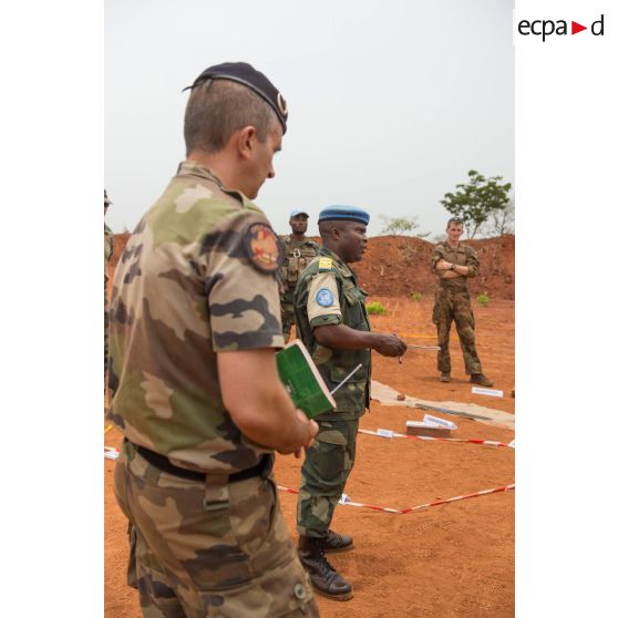 Le colonel Marc Espitalier, chef de corps du 1er RT et commandant le GTIA (groupement tactique interarmes) Turco, assiste conjointement avec le lieutenant-colonel Bitengalo, chef des forces armées démocratiques congolaises des casques bleus, à une répétition coordonnée sur caisse à sable des éléments de la force Sangaris et de la MINUSCA (mission multidimensionnelle intégrée des Nations Unies pour la stabilisation en Centrafrique) lors d'un briefing d'état-major au poste de commandement de la POD (plateforme opérationnelle défense) de Bambari.