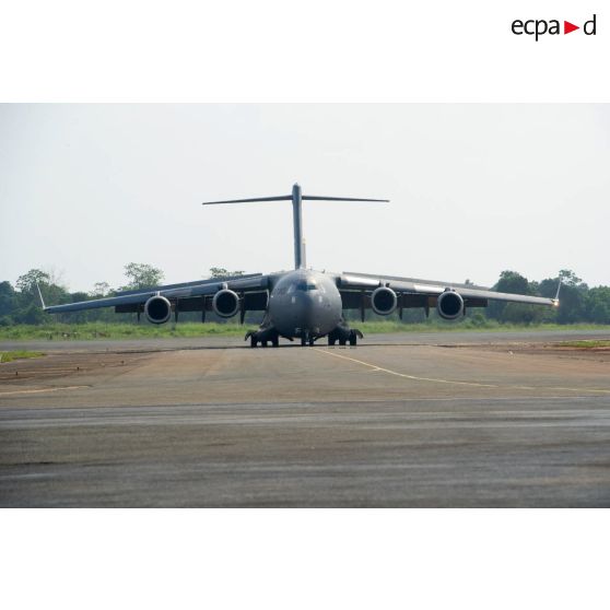 Douglas C-17 de l'US Air Force atterrissant sur le tarmac de l'aéroport M'Poko de Bangui, lors du chargement de matériels par le DéTIA (détachement de transit interarmées), dans le cadre du désengagement progressif de la force Sangaris.