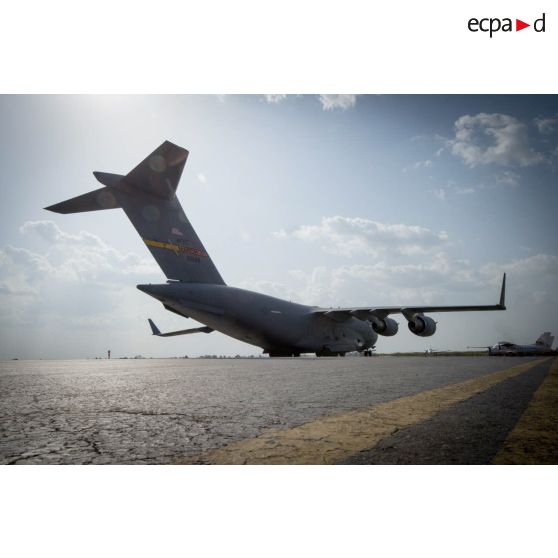 Douglas C-17 de l'US Air Force en stationnement sur le tarmac de l'aéroport M'Poko de Bangui, lors du chargement de matériels par le DéTIA (détachement de transit interarmées), dans le cadre du désengagement progressif de la force Sangaris.