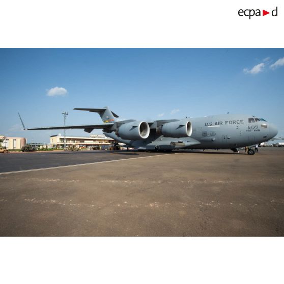 Douglas C-17 de l'US Air Force en stationnement sur le tarmac de l'aéroport M'Poko de Bangui, lors du chargement de matériels par le DéTIA (détachement de transit interarmées), dans le cadre du désengagement progressif de la force Sangaris.