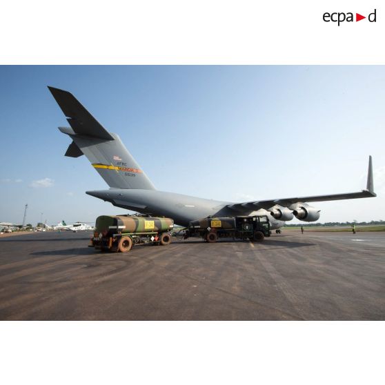 Avitaillement en carburant d'un Douglas C-17 de l'US Air Force en stationnement sur le tarmac de l'aéroport M'Poko de Bangui par un camion-citerne Renault G300 conduit par les éléments du SEA (Service des essences des armées), dans le cadre du désengagement progressif de la force Sangaris.