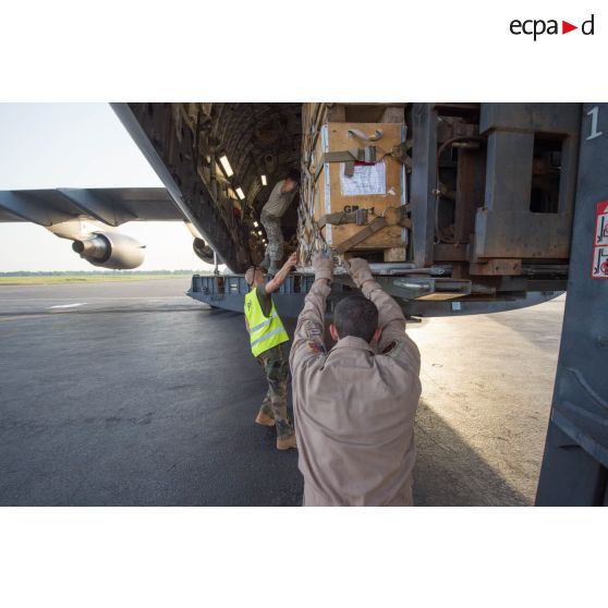 Aidés par le personnel navigant de l'US AIr Force, les éléments du 1er RTP affecté au DéTIA (détachement de transit interarmées) procèdent au chargement de fret dans la soute d'un avion Douglas C-17 stationnant sur le tarmac de l'aéroport M'Poko de Bangui au moyen d'un chariot élévateur OMG Ergos 80 HYD, dans le cadre du désengagement progressif de la force Sangaris.