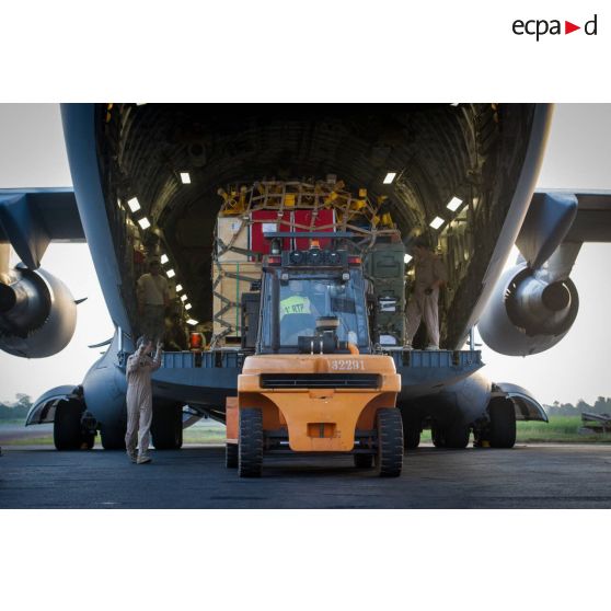Aidés par le personnel navigant de l'US AIr Force, les éléments du 1er RTP affecté au DéTIA (détachement de transit interarmées) procèdent au chargement de fret dans la soute d'un avion Douglas C-17 stationnant sur le tarmac de l'aéroport M'Poko de Bangui au moyen d'un chariot élévateur OMG Ergos 80 HYD, dans le cadre du désengagement progressif de la force Sangaris.