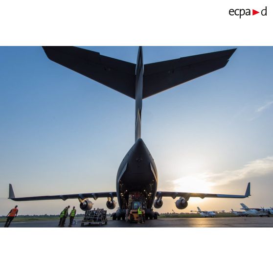 Aidés par le personnel navigant de l'US AIr Force, les éléments du 1er RTP affecté au DéTIA (détachement de transit interarmées) procèdent au chargement de fret dans la soute d'un avion Douglas C-17 stationnant sur le tarmac de l'aéroport M'Poko de Bangui au moyen d'un chariot élévateur OMG Ergos 80 HYD, dans le cadre du désengagement progressif de la force Sangaris.