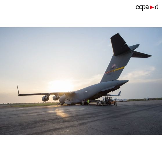 Aidés par le personnel navigant de l'US AIr Force, les éléments du 1er RTP affecté au DéTIA (détachement de transit interarmées) procèdent au chargement de fret dans la soute d'un avion Douglas C-17 stationnant sur le tarmac de l'aéroport M'Poko de Bangui au moyen d'un chariot élévateur OMG Ergos 80 HYD, dans le cadre du désengagement progressif de la force Sangaris.
