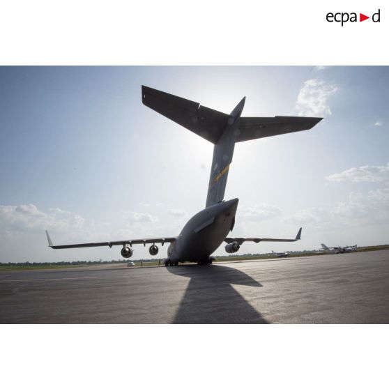 Douglas C-17 de l'US Air Force en stationnement sur le tarmac de l'aéroport M'Poko de Bangui, lors du chargement de matériels par le DéTIA (détachement de transit interarmées), dans le cadre du désengagement progressif de la force Sangaris.