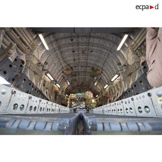 Intérieur de la soute d'un Douglas C-17 de l'US Air Force en stationnement sur le tarmac de l'aéroport M'Poko de Bangui, lors du chargement de matériels par le DéTIA (détachement de transit interarmées), dans le cadre du désengagement progressif de la force Sangaris.