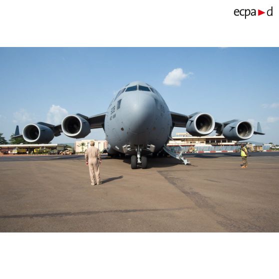 Douglas C-17 de l'US Air Force en stationnement sur le tarmac de l'aéroport M'Poko de Bangui, lors du chargement de matériels par le DéTIA (détachement de transit interarmées), dans le cadre du désengagement progressif de la force Sangaris.