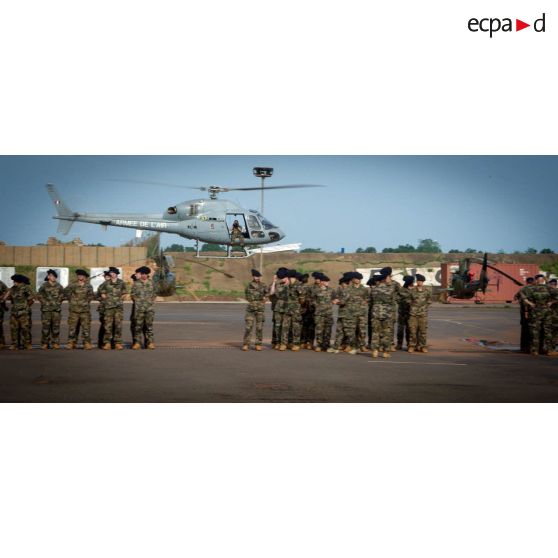 Rassemblement des éléments composant le PCIAT (poste de commandement interarmées de théâtre) sur la base opérationnelle de M'Poko, lors d'un discours du général de brigade Pierre Gillet, commandant la force Sangaris.