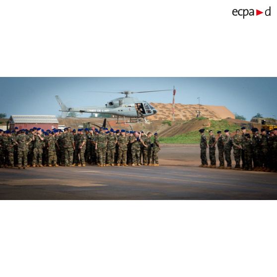 Rassemblement des éléments composant le PCIAT (poste de commandement interarmées de théâtre) sur la base opérationnelle de M'Poko, lors d'un discours du général de brigade Pierre Gillet, commandant la force Sangaris.
