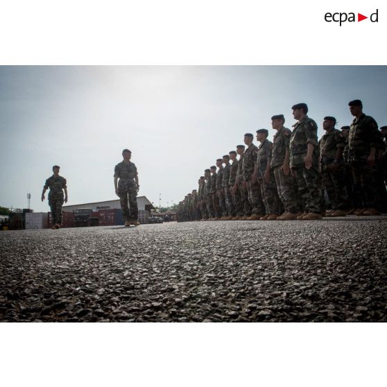 Le général de brigade Pierre Gillet, commandant la force Sangaris, passe en revue les troupes composant le PCIAT (poste de commandement interarmées de théâtre), sur la piste de la base opérationnelle de M'Poko.