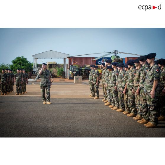 Le général de brigade Pierre Gillet, commandant la force Sangaris, passe en revue les troupes composant le PCIAT (poste de commandement interarmées de théâtre), sur la piste de la base opérationnelle de M'Poko.