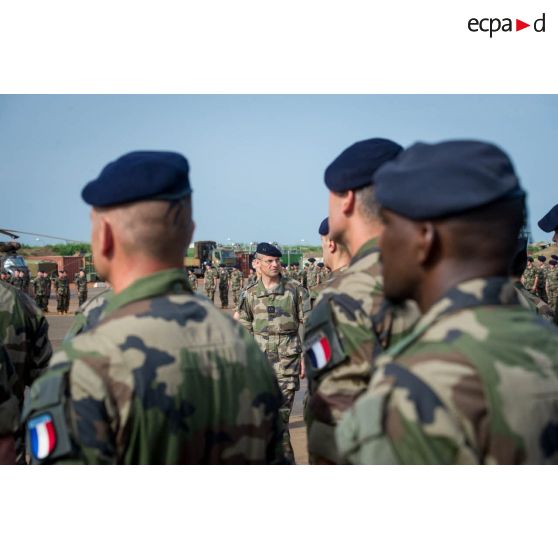 Le général de brigade Pierre Gillet, commandant la force Sangaris, passe en revue les troupes composant le PCIAT (poste de commandement interarmées de théâtre), sur la piste de la base opérationnelle de M'Poko.