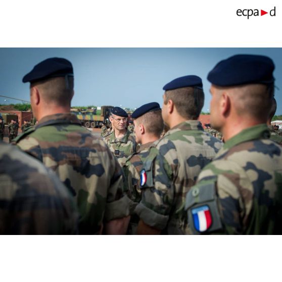 Le général de brigade Pierre Gillet, commandant la force Sangaris, passe en revue les troupes composant le PCIAT (poste de commandement interarmées de théâtre), sur la piste de la base opérationnelle de M'Poko.
