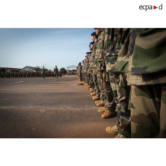 Le général de brigade Pierre Gillet, commandant la force Sangaris, passe en revue les troupes composant le PCIAT (poste de commandement interarmées de théâtre), sur la piste de la base opérationnelle de M'Poko.