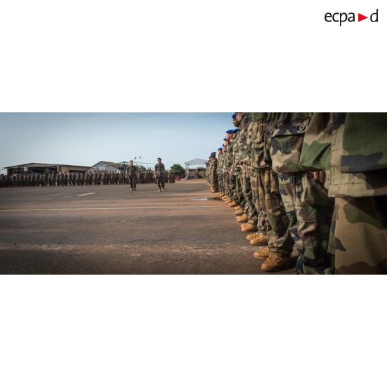 Le général de brigade Pierre Gillet, commandant la force Sangaris, passe en revue les troupes composant le PCIAT (poste de commandement interarmées de théâtre), sur la piste de la base opérationnelle de M'Poko.