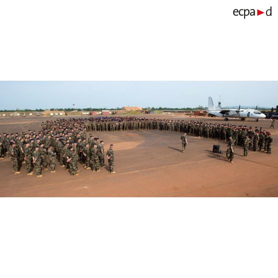 Le général de brigade Pierre Gillet, commandant la force Sangaris, passe en revue les troupes composant le PCIAT (poste de commandement interarmées de théâtre), sur la piste de la base opérationnelle de M'Poko.