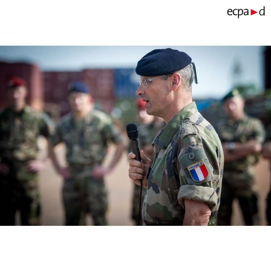 Le général de brigade Pierre Gillet, commandant la force Sangaris, s'adresse aux troupes composant le PCIAT (poste de commandement interarmées de théâtre), sur la piste de la base opérationnelle de M'Poko.