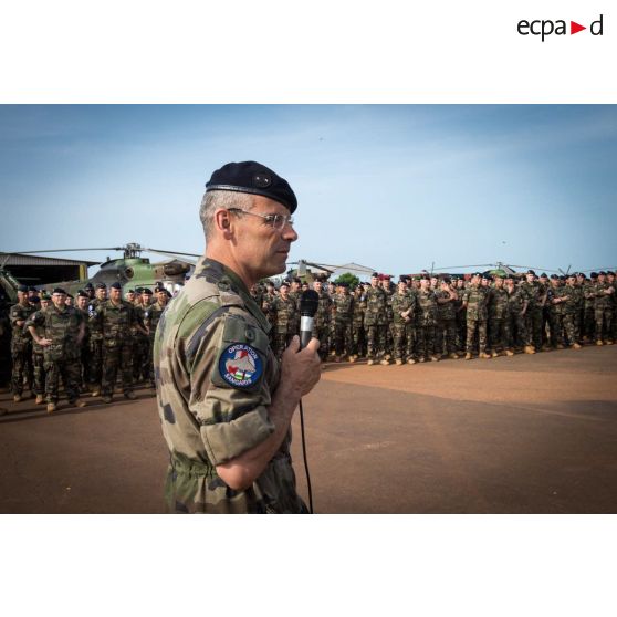 Le général de brigade Pierre Gillet, commandant la force Sangaris, s'adresse aux troupes composant le PCIAT (poste de commandement interarmées de théâtre), sur la piste de la base opérationnelle de M'Poko.