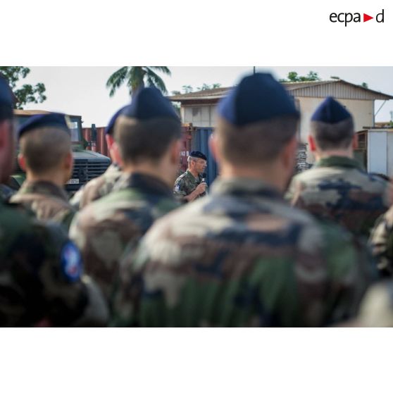 Le général de brigade Pierre Gillet, commandant la force Sangaris, s'adresse aux troupes composant le PCIAT (poste de commandement interarmées de théâtre), sur la piste de la base opérationnelle de M'Poko.