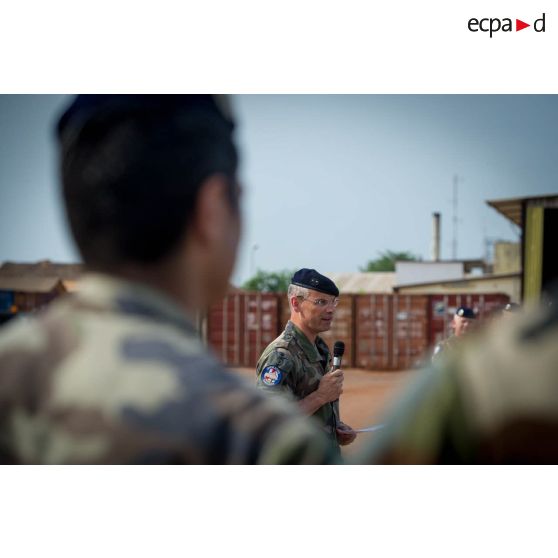 Le général de brigade Pierre Gillet, commandant la force Sangaris, s'adresse aux troupes composant le PCIAT (poste de commandement interarmées de théâtre), sur la piste de la base opérationnelle de M'Poko.