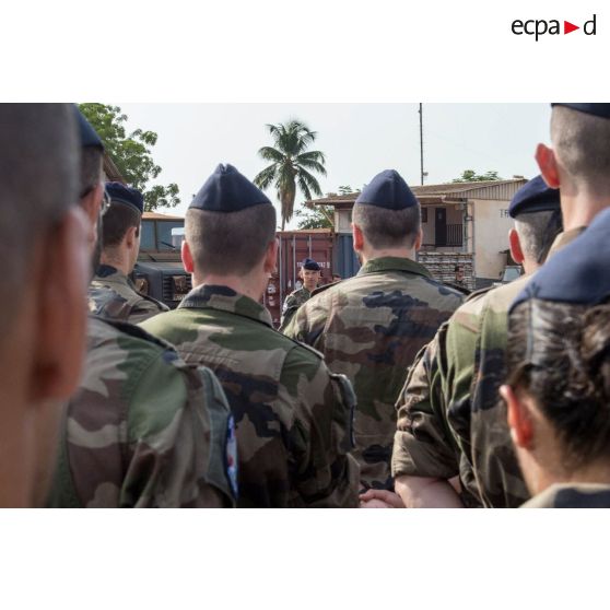 Le général de brigade Pierre Gillet, commandant la force Sangaris, s'adresse aux troupes composant le PCIAT (poste de commandement interarmées de théâtre), sur la piste de la base opérationnelle de M'Poko.
