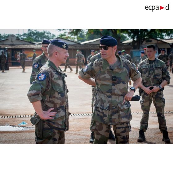 Le général de brigade Pierre Gillet, commandant la force Sangaris, s'entretient avec le colonel Laurent Cluzel, chef d'état-major de la 6e BLB (brigade légère blindée), sur la base opérationnelle de M'Poko.