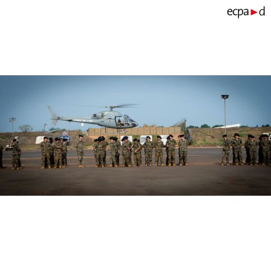 Rassemblement des éléments composant le PCIAT (poste de commandement interarmées de théâtre) sur la base opérationnelle de M'Poko, lors d'un discours du général de brigade Pierre Gillet, commandant la force Sangaris.