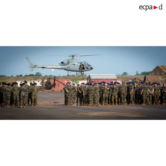 Rassemblement des éléments composant le PCIAT (poste de commandement interarmées de théâtre) sur la base opérationnelle de M'Poko, lors d'un discours du général de brigade Pierre Gillet, commandant la force Sangaris.