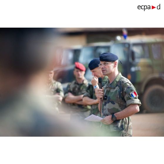 Le général de brigade Pierre Gillet, commandant la force Sangaris, s'adresse aux troupes composant le PCIAT (poste de commandement interarmées de théâtre), sur la piste de la base opérationnelle de M'Poko.