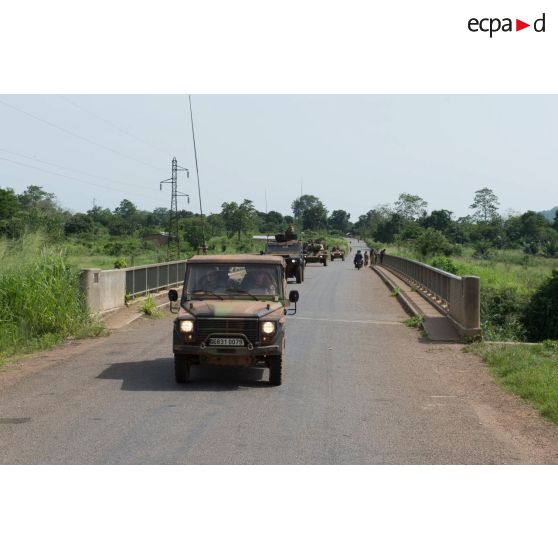 Montés à bord de divers véhicules, les éléments du GTIA (groupement tactique interarmes) Vercors mènent une patrouille autour du périmètre du PK 26 (point kilométrique), au Nord de Bangui.