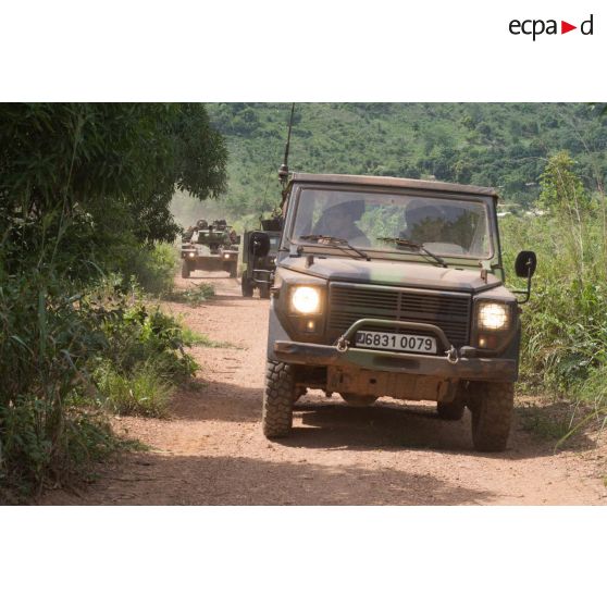 Montés à bord de divers véhicules, les éléments du GTIA (groupement tactique interarmes) Vercors mènent une patrouille autour du périmètre du PK 26 (point kilométrique), au Nord de Bangui.