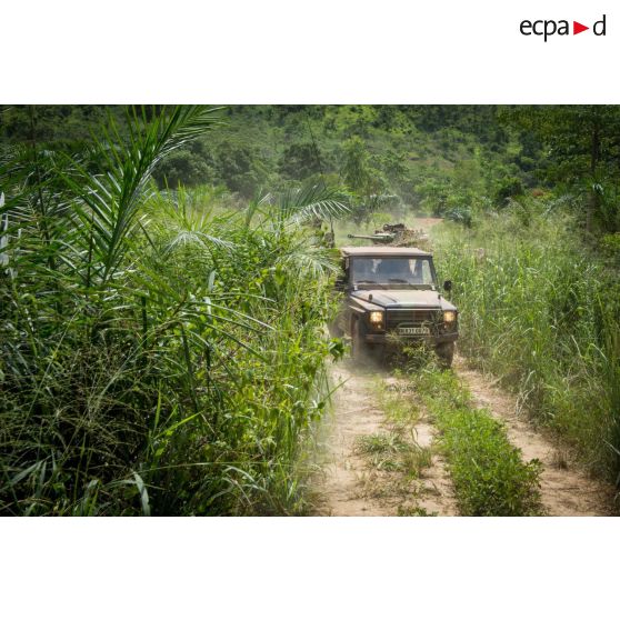 Montés à bord de divers véhicules, les éléments du GTIA (groupement tactique interarmes) Vercors mènent une patrouille autour du périmètre du PK 26 (point kilométrique), au Nord de Bangui.