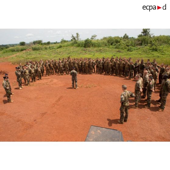 Le général de brigade Pierre Gillet, commandant la force Sangaris, s'adresse aux troupes du GTIA (groupement tactique interarmes) Vercors positionnées au PK 26 (point kilométrique), au Nord de Bangui, afin de les féliciter et de les encourager dans leur mission.