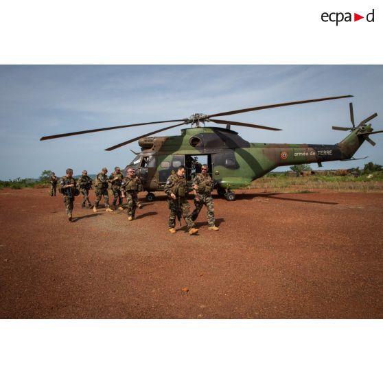 Arrivée du général de brigade Pierre Gillet, commandant la force Sangaris, au PK 26 (point kilométrique), à bord d'un Puma SA-330 piloté par des éléments du 3e RHC du SGAM (sous-groupement aéromobile) Barracuda.