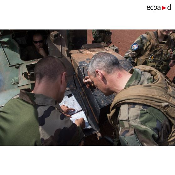 Le chef d'une section du GTIA (groupement tactique interarmes) Vercors expose au général de brigade Pierre Gillet, commandant la force Sangaris, le périmètre à patrouiller autour du PK 26 (point kilométrique) au Nord de Bangui.