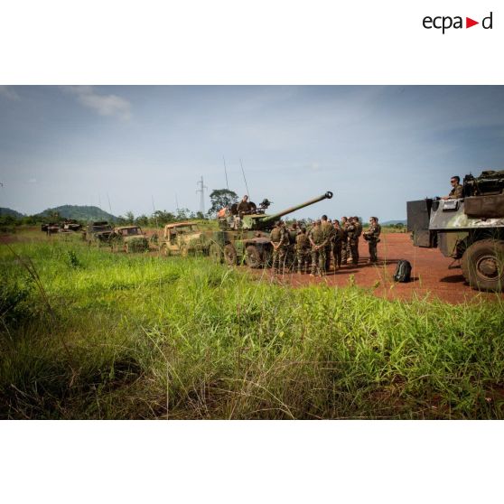 Regroupés autour d'un ERC-90 Sagaie, les officiers de la suite du général de brigade Pierre Gillet, commandant la force Sangaris, en visite auprès des troupes du GTIA (groupement tactique interarmes) Vercors, suivent le briefing d'une patrouille à mener autour du PK 26 (point kilométrique) au Nord de Bangui.