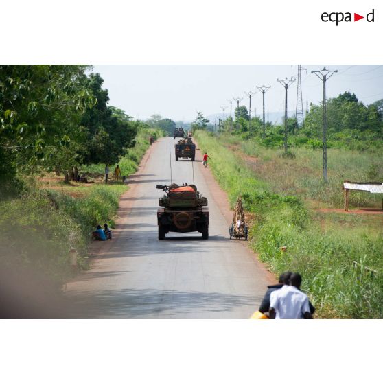 Montés à bord de divers véhicules, les troupes du GTIA (groupement tactique interarmes) Vercors patrouillent autour du périmètre du PK 26 (point kilométrique), au Nord de Bangui.