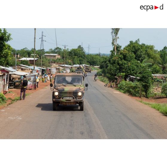 Montés à bord de divers véhicules, les troupes du GTIA (groupement tactique interarmes) Vercors patrouillent autour du périmètre du PK 26 (point kilométrique), au Nord de Bangui.