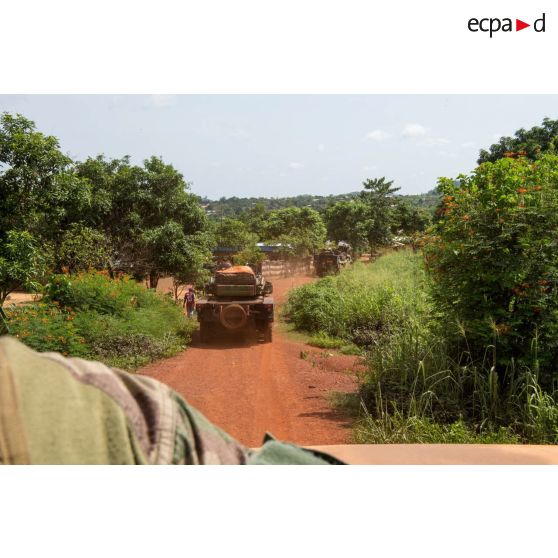 Montés à bord de divers véhicules, les troupes du GTIA (groupement tactique interarmes) Vercors patrouillent autour du périmètre du PK 26 (point kilométrique), au Nord de Bangui.