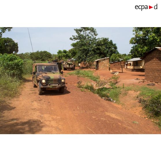Montés à bord de divers véhicules, les troupes du GTIA (groupement tactique interarmes) Vercors patrouillent autour du périmètre du PK 26 (point kilométrique), au Nord de Bangui.