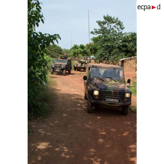 Montés à bord de divers véhicules, les troupes du GTIA (groupement tactique interarmes) Vercors patrouillent autour du périmètre du PK 26 (point kilométrique), au Nord de Bangui.