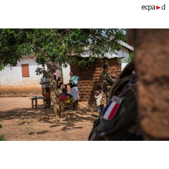 Habitants d'un village lors d'une patrouille effectuée par les troupes du GTIA (groupement tactique interarmes) Vercors autour du périmètre du PK 26 (point kilométrique), au Nord de Bangui.
