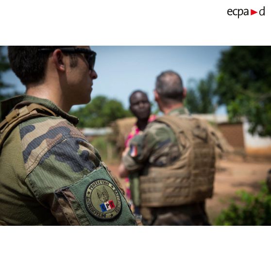 Soldat du CPT (close protection team ou détachement de protection rapprochée) auprès du général de brigade Pierre Gillet, lors de sa participation à une patrouille effectuée par les troupes du GTIA (groupement tactique interarmes) Vercors autour du périmètre du PK 26 (point kilométrique), au Nord de Bangui.