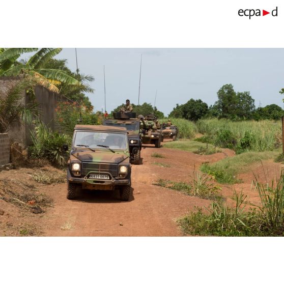 Montés à bord de divers véhicules, les troupes du GTIA (groupement tactique interarmes) Vercors patrouillent autour du périmètre du PK 26 (point kilométrique), au Nord de Bangui.