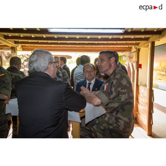 Le général de brigade Pierre Gillet, commandant la force Sangaris, s'entretient avec monsieur Charles Malinas, ambassadeur de France en République centrafricaine, lors d'une réception à l'issue de la cérémonie commémorative du 8 mai 1945 sur le camp M'Poko de Bangui.