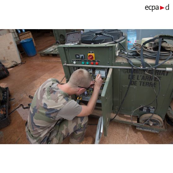 Au camp M'Poko de Bangui, un élément du RSC (régiment de soutien du combattant) répare un climatiseur défectueux.