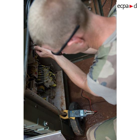 Au camp M'Poko de Bangui, un élément du RSC (régiment de soutien du combattant) répare un climatiseur défectueux.