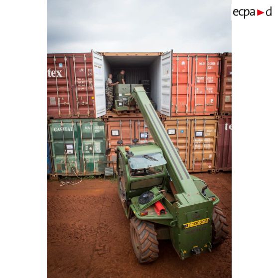 Au camp M'Poko de Bangui, les éléments du RSC (régiment de soutien du combattant) reconditionnent des lots d'éclairage et préparent des palettes à renvoyer en France au moyen d'un chariot téléscopique Merlo.